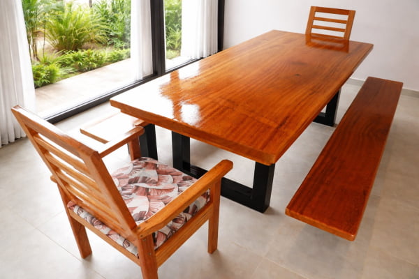 Conjunto Mesa Rústica (250cm x 85cm x 5,5cm) com 2 Bancos Rústicos (250cm X 36cm x 4cm) com pés de ferro Metalom e com 2 cadeiras rústicas estofadas com encosto de Madeira Maciça de Angelim – 10 lugares 