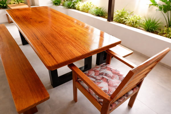 Conjunto Mesa Rústica (250cm x 85cm x 5,5cm) com 2 Bancos Rústicos (250cm X 36cm x 4cm) com pés de ferro Metalom e com 2 cadeiras rústicas estofadas com encosto de Madeira Maciça de Angelim – 10 lugares 