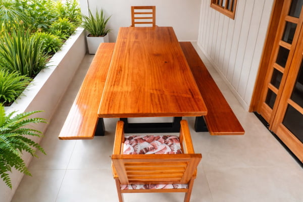 Conjunto Mesa Rústica (250cm x 85cm x 5,5cm) com 2 Bancos Rústicos (250cm X 36cm x 4cm) com pés de ferro Metalom e com 2 cadeiras rústicas estofadas com encosto de Madeira Maciça de Angelim – 10 lugares 