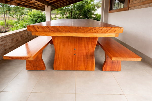 Conjunto Mesa Rústica (250cm x 85cm x 6,0cm) com 2 Bancos Rústicos (250cm X 36cm x 4cm) de Madeira Maciça de Angelim – Pés Taça - Acabamento Verniz Auto-Brilho - 8 a 10 Lugares