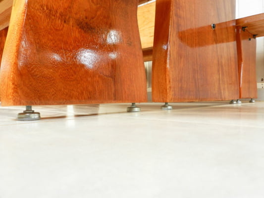 Conjunto Mesa Rústica (250cm x 85cm x 6,0cm) com 2 Bancos Rústicos (250cm X 36cm x 4cm) de Madeira Maciça de Angelim – Pés Taça - Acabamento Verniz Auto-Brilho - 8 a 10 Lugares