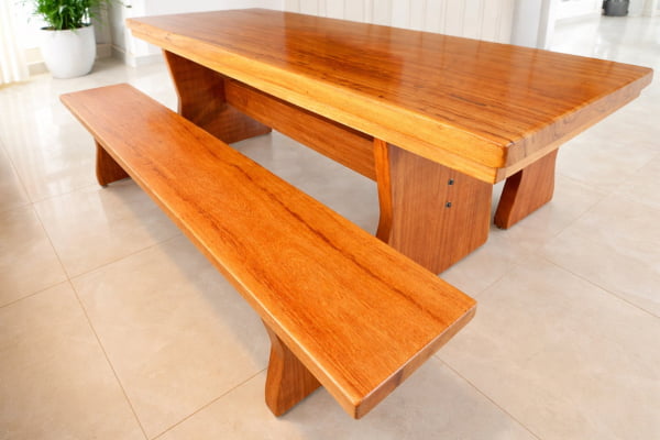 Conjunto Mesa Rústica (250cm x 85cm x 6,0cm) com 2 Bancos Rústicos (250cm  X 36cm x 4cm) de Madeira Maciça de Angelim – Pés Taça - Acabamento Verniz Auto-Brilho - 8 a 10 Lugares