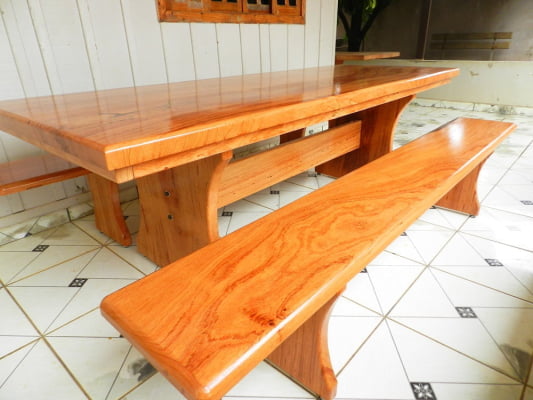 Conjunto Mesa Rústica Churrasco (180cm x 85cm) com 2 Bancos Rústicos (180cm X 36cm) de Madeira Maciça de Angelim – Pés Taça - Acabamento Verniz Auto Brilho - 06 lugares