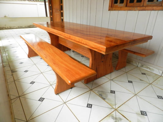 Conjunto Mesa Rústica Churrasco (180cm x 85cm) com 2 Bancos Rústicos (180cm X 36cm) de Madeira Maciça de Angelim – Pés Taça - Acabamento Verniz Auto Brilho - 06 lugares
