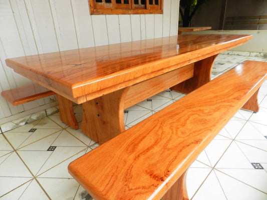 Conjunto Mesa Rústica Churrasco (180cm x 85cm) com 2 Bancos Rústicos (180cm X 36cm) de Madeira Maciça de Angelim – Pés Taça - Acabamento Verniz Auto Brilho - 06 lugares