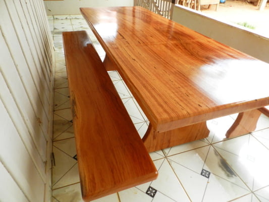 Conjunto Mesa Rústica Churrasco (180cm x 85cm) com 2 Bancos Rústicos (180cm X 36cm) de Madeira Maciça de Angelim – Pés Taça - Acabamento Verniz Auto Brilho - 06 lugares