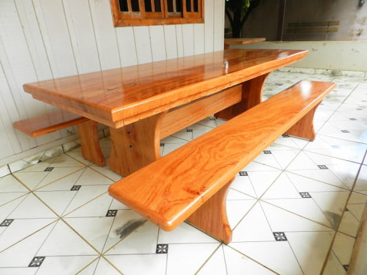 Conjunto Mesa Rústica Churrasco (180cm x 85cm) com 2 Bancos Rústicos (180cm X 36cm) de Madeira Maciça de Angelim – Pés Taça - Acabamento Verniz Auto Brilho - 06 lugares
