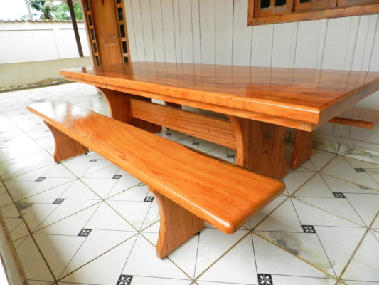 Conjunto Mesa Rústica Churrasco (180cm x 85cm) com 2 Bancos Rústicos (180cm X 36cm) de Madeira Maciça de Angelim – Pés Taça - Acabamento Verniz Auto Brilho - 06 lugares