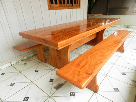 Conjunto Mesa Rústica Churrasco (180cm x 85cm) com 2 Bancos Rústicos (180cm X 36cm) de Madeira Maciça de Angelim – Pés Taça - Acabamento Verniz Auto Brilho - 06 lugares