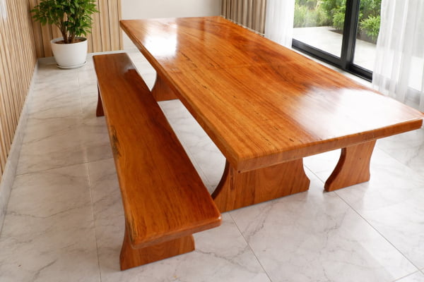 Conjunto Mesa Rústica Churrasco (180cm x 85cm x 6cm) com 2 Bancos Laterais (180cm X 36cm x 4cm) de Madeira Maciça de Angelim – Pés Taça - Acabamento Verniz Auto Brilho - 06 lugares