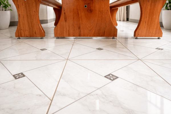 Conjunto Mesa Rústica Churrasco (180cm x 85cm x 6cm) com 2 Bancos Laterais (180cm X 36cm x 4cm) de Madeira Maciça de Angelim – Pés Taça - Acabamento Verniz Auto Brilho - 06 lugares