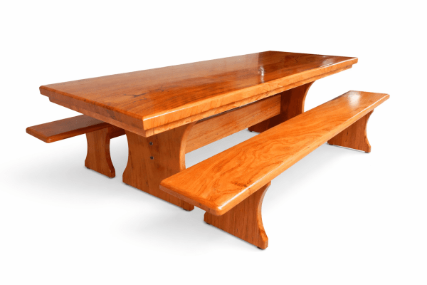Conjunto Mesa Rústica Churrasco (180cm x 85cm x 6cm) com 2 Bancos Laterais (180cm X 36cm x 4cm) de Madeira Maciça de Angelim – Pés Taça - Acabamento Verniz Auto Brilho - 06 lugares