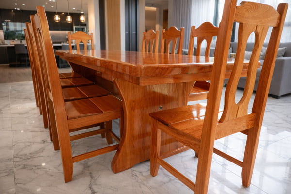 Conjunto Mesa Rústica Churrasco (250cm x 85cm) Pés formato Taça, com 08 Cadeiras Coloniais Rústicas de Madeira Maciça de Angelim – Acabamento Selador e Verniz Incolor Auto-Brilho - 08 lugares