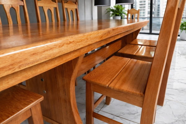 Conjunto Mesa Rústica Churrasco (250cm x 85cm) Pés formato Taça, com 08 Cadeiras Coloniais Rústicas de Madeira Maciça de Angelim – Acabamento Selador e Verniz Incolor Auto-Brilho - 08 lugares