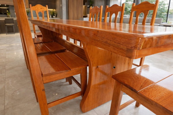 Conjunto Mesa Rústica Churrasco (250cm x 85cm) Pés formato Taça, com 08 Cadeiras Coloniais Rústicas de Madeira Maciça de Angelim – Acabamento Selador e Verniz Incolor Auto-Brilho - 08 lugares