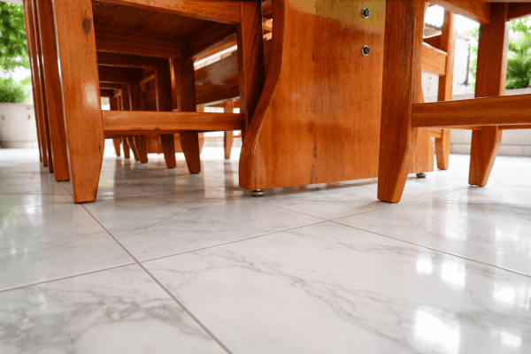 Conjunto Mesa Rústica Churrasco (250cm x 85cm) Pés formato Taça, com 08 Cadeiras Coloniais Rústicas de Madeira Maciça de Angelim – Acabamento Selador e Verniz Incolor Auto-Brilho - 08 lugares