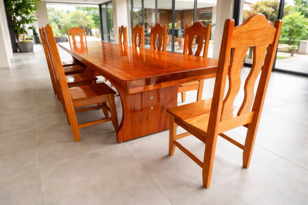 Conjunto Mesa Rústica Churrasco (280cm x 85cm) com 10 Cadeiras Coloniais Rústicas de Madeira Maciça de Angelim - Pés Formato Taça - Acabamento Verniz PU Auto Brilho – 10 lugares