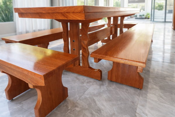 Conjunto Mesa Rústica Churrasco  (300cm x 85cm) com 4 Bancos Rústicos 2(300cm X 36cm x 4cm) e 2(85cm x 36cm x 4c) de Madeira Maciça de Angelim – 12 lugares