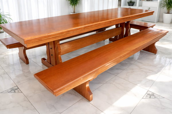 Conjunto Mesa Rústica Churrasco  (300cm x 85cm) com 4 Bancos Rústicos 2(300cm X 36cm x 4cm) e 2(85cm x 36cm x 4c) de Madeira Maciça de Angelim – 12 lugares