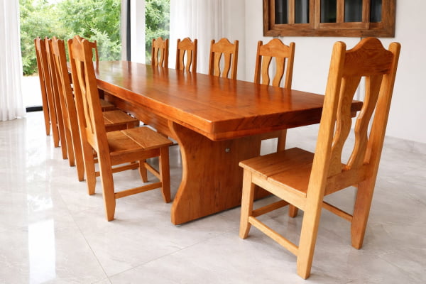 Conjunto Mesa Rústica Churrasco (300cm x 85cm x 5,5cm) com 10 Cadeiras Coloniais Rústicas de Madeira Maciça de Angelim - Pés Formato Taça - Acabamento Verniz PU Auto Brilho – 10 lugares