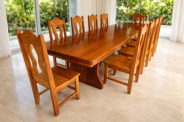 Conjunto Mesa Rústica Churrasco (300cm x 85cm x 5,5cm) com 10 Cadeiras Coloniais Rústicas de Madeira Maciça de Angelim - Pés Formato Taça - Acabamento Verniz PU Auto Brilho – 10 lugares