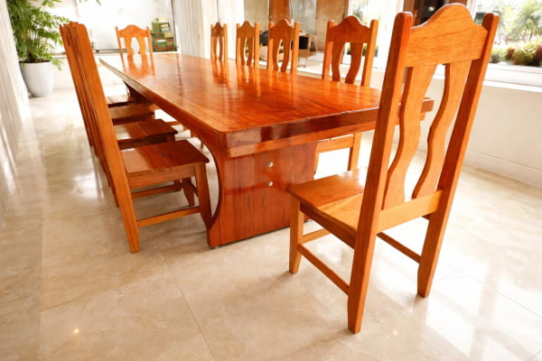 Conjunto Mesa Rústica Churrasco (300cm x 85cm x 5,5cm) com 10 Cadeiras Coloniais Rústicas de Madeira Maciça de Angelim - Pés Formato Taça - Acabamento Verniz PU Auto Brilho – 10 lugares