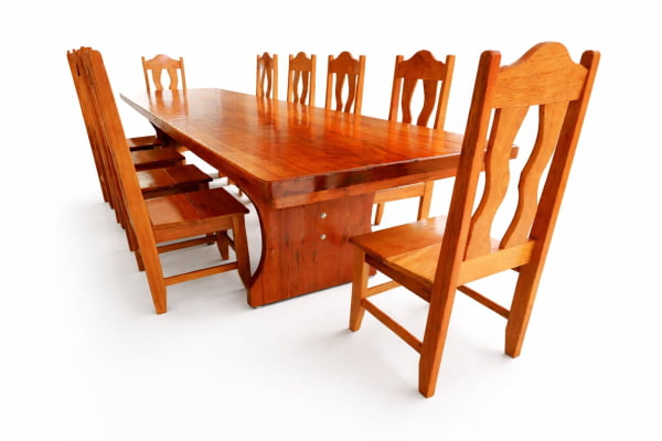 Conjunto Mesa Rústica Churrasco (300cm x 85cm x 5,5cm) com 10 Cadeiras Coloniais Rústicas de Madeira Maciça de Angelim - Pés Formato Taça - Acabamento Verniz PU Auto Brilho – 10 lugares