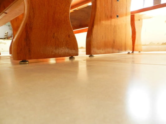 Conjunto Mesa Rústica Churrasco Tampão(2,30mts x 85cm x 6cm) com 2 Bancos Rústicos (2,30mts X 36cm x 4cm) tudo em Madeira Maciça de Angelim – Pés formato Taça - Acabamento Verniz Auto Brilho - 08 lugares