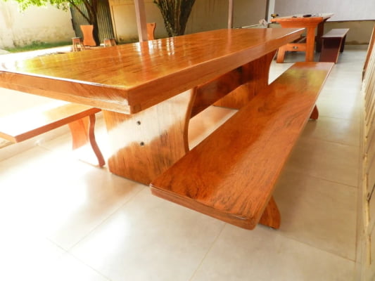 Conjunto Mesa Rústica Churrasco Tampão(2,30mts x 85cm x 6cm) com 2 Bancos Rústicos (2,30mts X 36cm x 4cm) tudo em Madeira Maciça de Angelim – Pés formato Taça - Acabamento Verniz Auto Brilho - 08 lugares