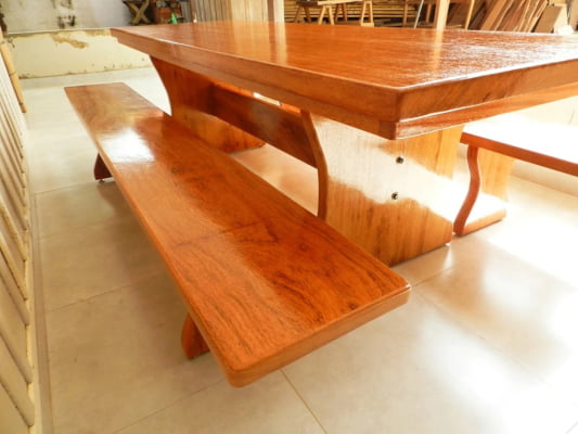 Conjunto Mesa Rústica Churrasco Tampão(2,30mts x 85cm x 6cm) com 2 Bancos Rústicos (2,30mts X 36cm x 4cm) tudo em Madeira Maciça de Angelim – Pés formato Taça - Acabamento Verniz Auto Brilho - 08 lugares
