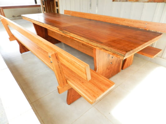 Conjunto Mesa Rústica Madeira (2,80mts X 86cm X 6cm) com bordas orgânicas com 2 bancos laterais (2,80mts X 36cm X 4cm) e 2 bancos cabeceiras (85cm X 36cm X 4cm), todos com encosto, madeira Angelim acabamento Verniz Auto-Brilho