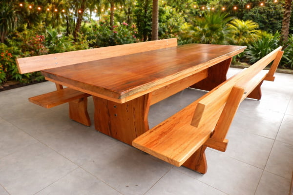 Conjunto Mesa Rústica Madeira (2,80mts X 86cm X 6cm) com bordas orgânicas com 2 bancos laterais (2,80mts X 36cm X 4cm) e 2 bancos cabeceiras (85cm X 36cm X 4cm), todos com encosto, madeira Angelim acabamento Verniz Auto-Brilho Conjunto Mesa Rústica Madeira (2,80mts X 86cm X 6cm) com bordas orgânicas com 2 bancos laterais (2,80mts X 36cm X 4cm) e 2 bancos cabeceiras (85cm X 36cm X 4cm), todos com encosto, madeira Angelim acabamento Verniz Auto-Brilho