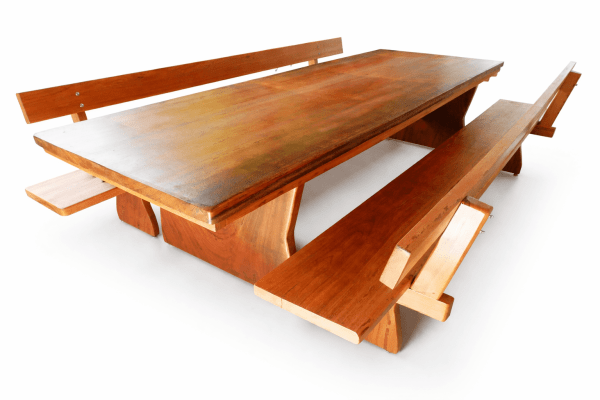 Conjunto Mesa Rústica Madeira (2,80mts X 86cm X 6cm) com bordas orgânicas com 2 bancos laterais (2,80mts X 36cm X 4cm) e 2 bancos cabeceiras (85cm X 36cm X 4cm), todos com encosto, madeira Angelim acabamento Verniz Auto-Brilho