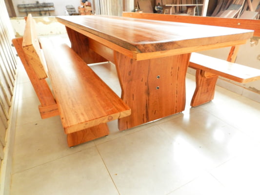 Conjunto Mesa Rústica Madeira (2,80mts X 86cm X 6cm) com bordas orgânicas com 2 bancos laterais (2,80mts X 36cm X 4cm) e 2 bancos cabeceiras (85cm X 36cm X 4cm), todos com encosto, madeira Angelim acabamento Verniz Auto-Brilho