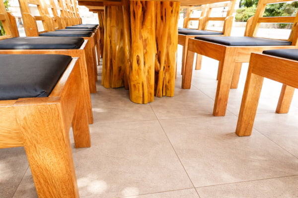 CONJUNTO MESA RÚSTICA MADEIRA MACIÇA ANGELIM TAMPÃO (600CM X 92CM X 6,0CM) COM 18 SEMI-POLTRONAS ESTOFADAS NO ASSENTO, SEM ENCOSTO P/BRAÇOS PÉS DA MESA EM GUARANTÃ ACABAMENTO VERNIZ AUTO-BRILHO