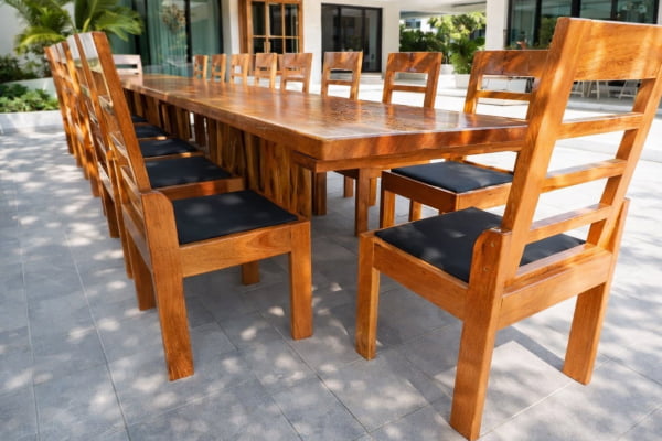 CONJUNTO MESA RÚSTICA MADEIRA MACIÇA ANGELIM TAMPÃO (600CM X 92CM X 6,0CM) COM 18 SEMI-POLTRONAS ESTOFADAS NO ASSENTO, SEM ENCOSTO P/BRAÇOS PÉS DA MESA EM GUARANTÃ ACABAMENTO VERNIZ AUTO-BRILHO