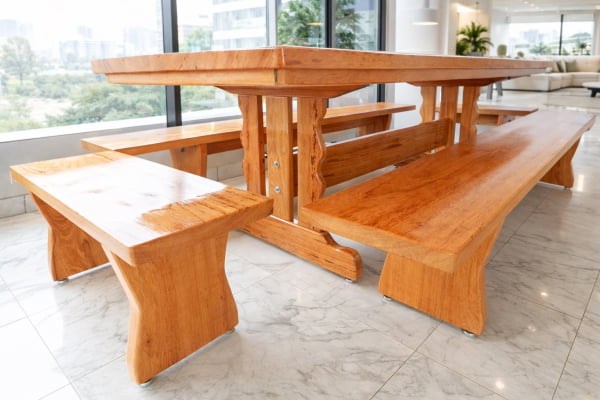 Conjunto Mesa Rústica Tampão(250cm x 85cm x  6cm) Pés Mesa Torre,  com 2 Bancos Laterais Tampão(250cm x 36cm x 4cm) e 2 Bancos Cabeceira Tampão(85cm x 36cm x 4cm) de Madeira Maciça de Angelim – 10 lugares