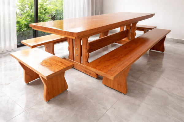 Conjunto Mesa Rústica Tampão(250cm x 85cm x  6cm) Pés Mesa Torre,  com 2 Bancos Laterais Tampão(250cm x 36cm x 4cm) e 2 Bancos Cabeceira Tampão(85cm x 36cm x 4cm) de Madeira Maciça de Angelim – 10 lugares