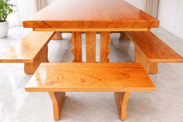 Conjunto Mesa Rústica Tampão(250cm x 85cm x  6cm) Pés Mesa Torre,  com 2 Bancos Laterais Tampão(250cm x 36cm x 4cm) e 2 Bancos Cabeceira Tampão(85cm x 36cm x 4cm) de Madeira Maciça de Angelim – 10 lugares