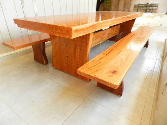 Conjunto Mesa Rústica Tampo(350cm x 85cm x 5,5cm) Pés formato Taça, com 2 Bancos Tampo(350cm x 36cm x 4cm) de Madeira Maciça de Angelim – Acab. Verniz Auto-Brilho -  10 lugares
