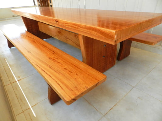 Conjunto Mesa Rústica Tampo(350cm x 85cm x 5,5cm) Pés formato Taça, com 2 Bancos Tampo(350cm x 36cm x 4cm) de Madeira Maciça de Angelim – Acab. Verniz Auto-Brilho -  10 lugares