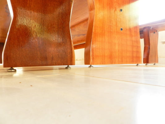 Conjunto Mesa Rústica Tampo(350cm x 85cm x 5,5cm) Pés formato Taça, com 2 Bancos Tampo(350cm x 36cm x 4cm) de Madeira Maciça de Angelim – Acab. Verniz Auto-Brilho -  10 lugares