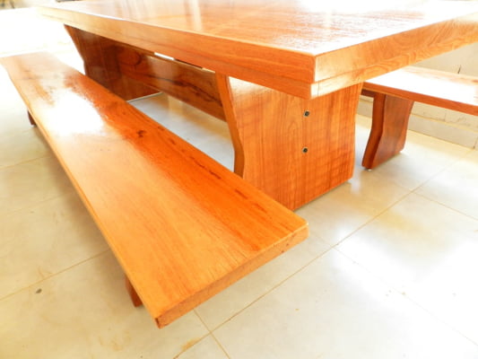 Conjunto Mesa Rústica Tampo(350cm x 85cm x 5,5cm) Pés formato Taça, com 2 Bancos Tampo(350cm x 36cm x 4cm) de Madeira Maciça de Angelim – Acab. Verniz Auto-Brilho -  10 lugares