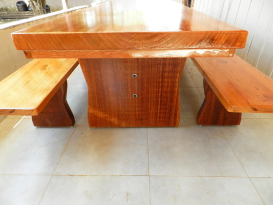 Conjunto Mesa Rústica Tampo(350cm x 85cm x 5,5cm) Pés formato Taça, com 2 Bancos Tampo(350cm x 36cm x 4cm) de Madeira Maciça de Angelim – Acab. Verniz Auto-Brilho -  10 lugares