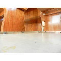 Conjunto Mesa Rústica Madeira (3,0mts X 90cm X 6cm) com bordas orgânicas com 2 bancos laterais (3,0mts X 36cm X 4cm) e 2 bancos cabeceiras (85cm X 36cm X 4cm), todos com encosto, madeira Jequitibá acabamento Verniz Auto-Brilho