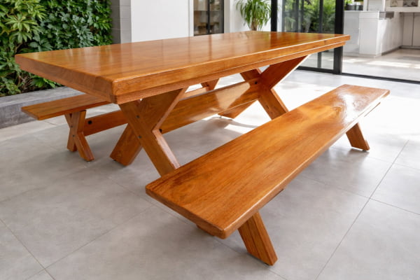 Mesa Rústica Tampão(2,40mts x 86cm x 5,5cm) com 2 bancos (2,40mts x 35cm x 4cm) Madeira Maciça Angelim pedra - Verniz Auto Brilho - Pés da Mesa/Banco formato X