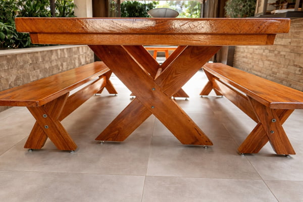 Mesa Rústica Tampão(2,40mts x 86cm x 5,5cm) com 2 bancos (2,40mts x 35cm x 4cm) Madeira Maciça Angelim pedra - Verniz Auto Brilho - Pés da Mesa/Banco formato X