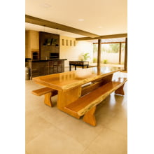01 Conjunto de Mesa Rústica Tampão (250cm x 85cm x 5,5cm) Bordas Orgânicas no tampão e Pés da Mesa formato Taça com 02 Bancos Rústicos Tampão(250cm x 36cm x 4cm) - Madeira Garapeira – Acabamento Verniz  - 08 Lugares