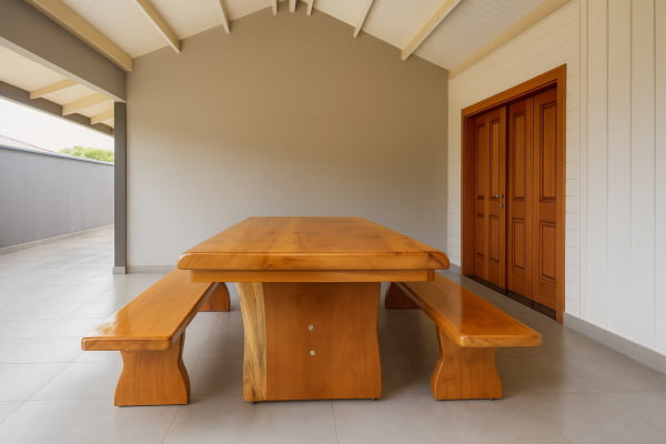 01 Conjunto de Mesa Rústica Tampão (250cm x 85cm x 5,5cm) Bordas Orgânicas no tampão e Pés da Mesa formato Taça com 02 Bancos Rústicos Tampão(250cm x 36cm x 4cm) - Madeira Garapeira – Acabamento Verniz - 08 Lugares