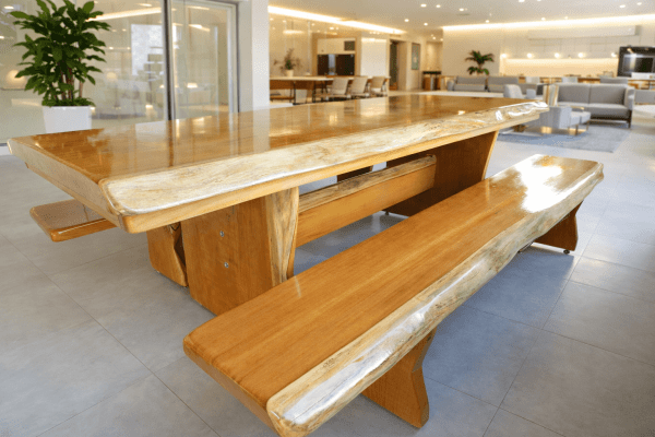 01 Conjunto de Mesa Rústica Tampão (250cm x 85cm x 5,5cm) Bordas Orgânicas no tampão e Pés da Mesa formato Taça com 02 Bancos Rústicos Tampão(250cm x 36cm x 4cm) - Madeira Garapeira – Acabamento Verniz  - 08 Lugares